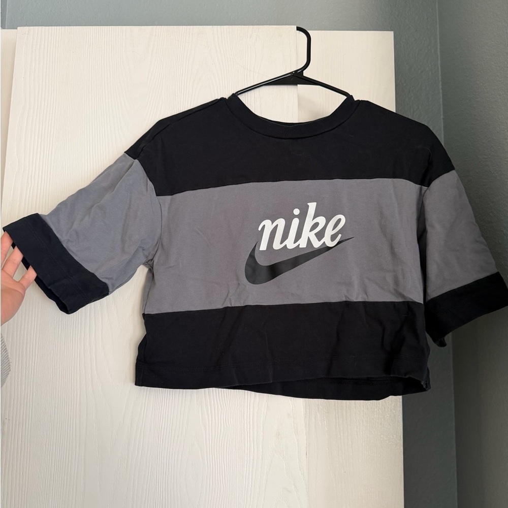 Nike Women’s Black and Gray Short Sleeve Cropped Tee